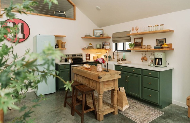 Welcome to our charming Montana cottage with a cozy traveler’s inn twist! .