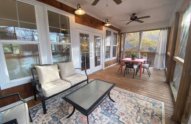 Welcome to our Lake Keowee Cottage Retreat in Six Mile! Escape to the tranquil beauty of Lake Keo.