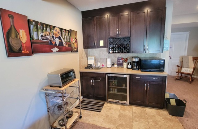 Welcome to our pet friendly suite close to nature with Jacuzzi and Pool Table