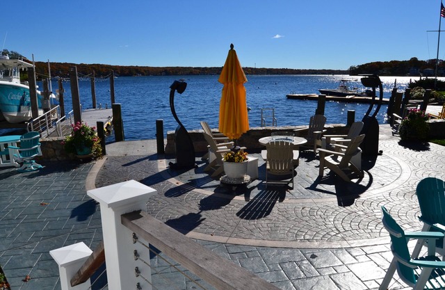 Welcome to our "River Resort" directly on the Niantic River with Dock