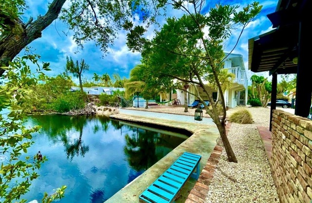 Welcome to Paradise /Waterfront Retreat/Jacuzzi Outdoor kitchen & Entertainment