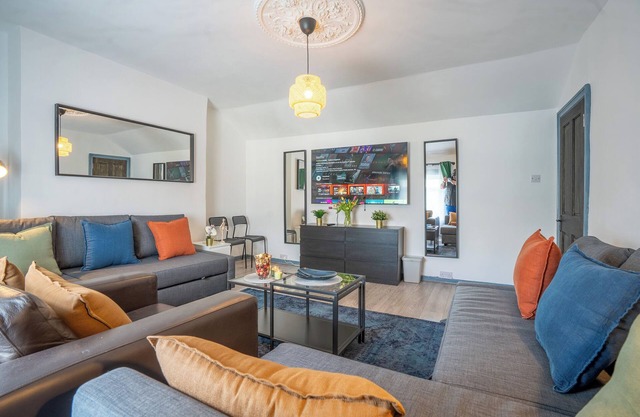 This apartment is a 2 bedroom(s), 2 bathrooms, located in London, England.