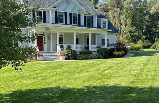 Welcome to Riley's Retreat! A Cozy Sanctuary within Walking Distance to Town!
