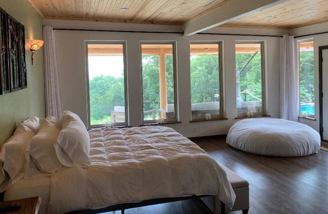 Perfect fall getaway with heated saltwater pool, hot tub and Ozark views!