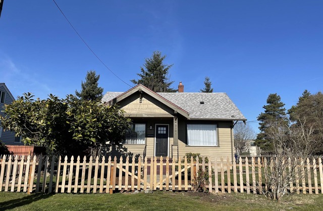 Welcome to S 25th St.! 2 BR 1 BA + Bonus Space