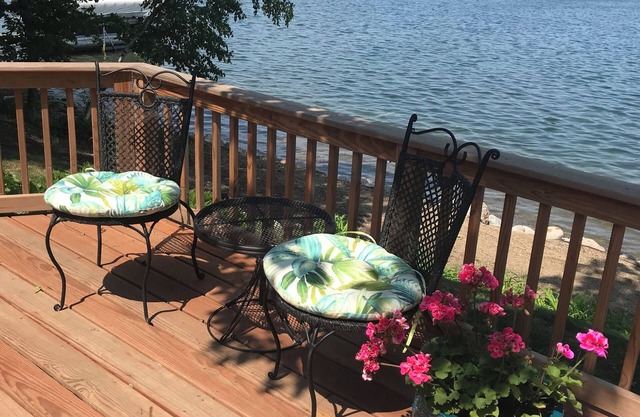 Welcome to SUMMER BREEZE on beautiful, crystal clear Paul Lake!