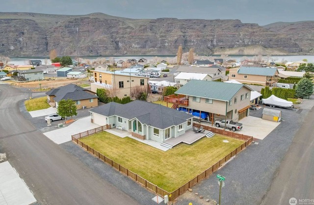 Welcome to Sunland! Your GORGE-eous Getaway awaits! Fully Fenced, Pet Friendly!