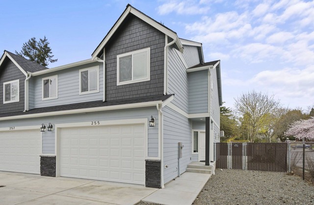Like new 3 bedroom home in Parkland-Close to PLU, Tacoma, Lakewood, Bus lines