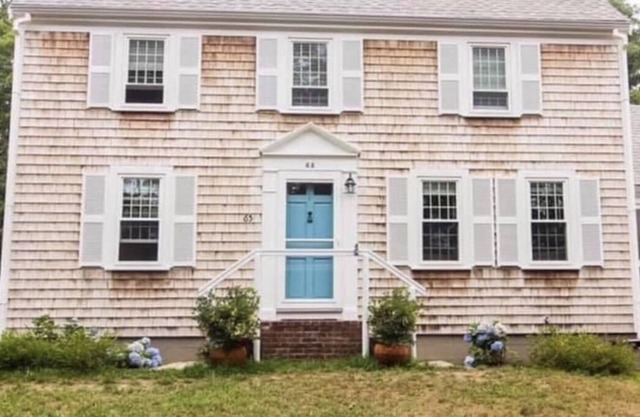Welcome To The Blue Door .2 miles from Red River Beach