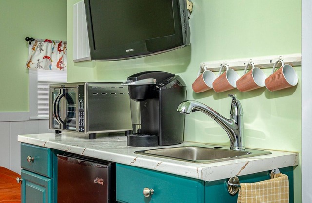 Welcome to the charming Gnome Home, your cozy retreat in the heart of Vernon!