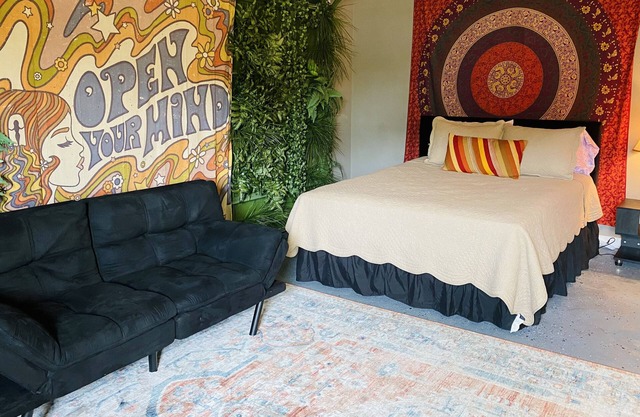 Welcome to the Jungle - suite 5 mins from the beach!