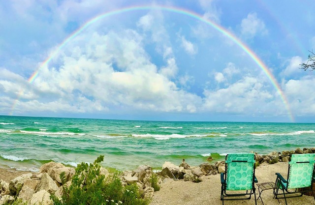 Welcome to the "Lake Cottage" where lake Michigan waves are calling