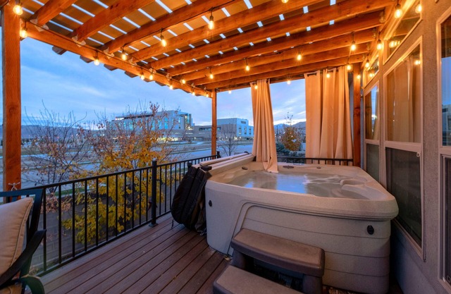 Welcome to The "Life Elevated" Home! Minutes to all ski resorts!