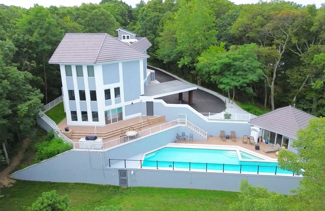Welcome to the Overlook Manor, saltwater pool, spa,2acres of private fenced in.