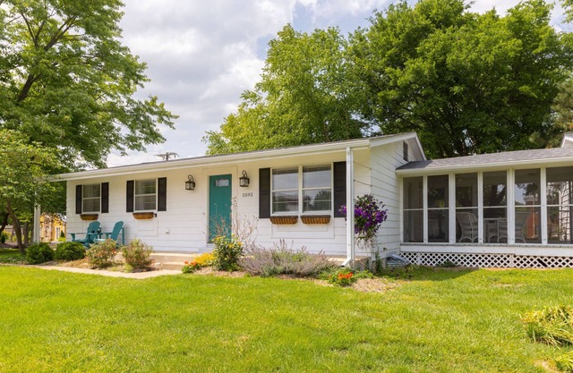 WELCOME TO THE OWL'S NEST - 2 BEDROOM HOME IN AUGUSTA, WINERIES & THE KATY TRAIL