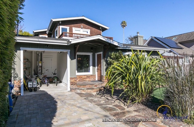 Welcome to the sunny "Sea Esta" property in Santa Cruz! Walk to the best beaches. Hot tub.