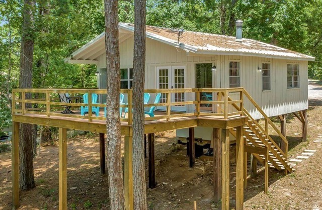 Welcome to the "WAKE ZONE"!!! Your cozy waterfront home on Lake Livingston!