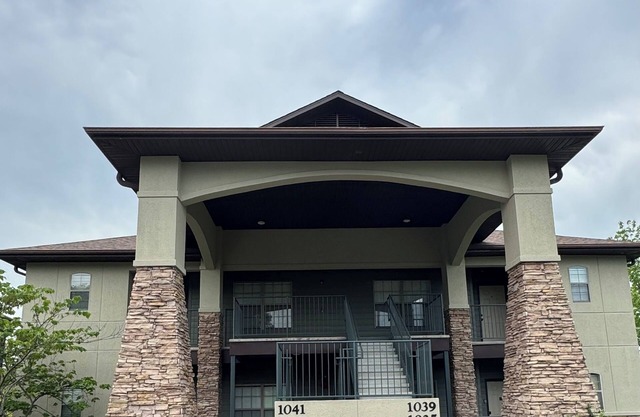Welcome to this charming 2-bedroom condo located 5 mins from Silver Dollar City!
