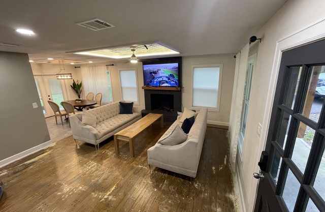 Welcome to this just remodeled country house plenty space for Rv’s boat and dogs