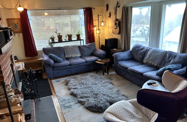 Welcome to Troll Haven! 10 min walk from downtown, cozy space with kitchenette.