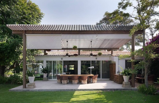 Welcome to Villa Cristy 3-BR, 3.5-WC in the La Floresta area