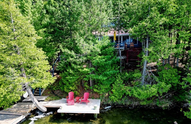 WELCOME TO WE BEE ON THE LAKE IDEAL FOR FAMILY GETAWAYS & PET FRIENDLY ❤️