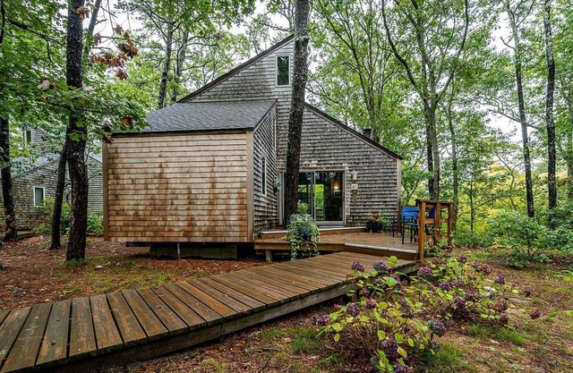 Welcome to Wellfleet! Classically Modern, Woodsy and Serene.