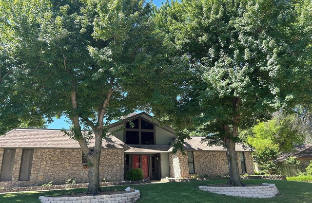 Welcome to your backyard Oasis, right next to OU. Boomer Sooner!