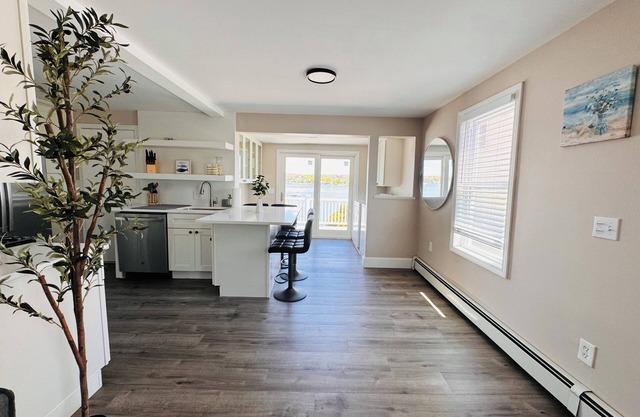 Welcome to your Cozy Oceanside Oasis! Sleeps 10! Water Access from the Backyard!