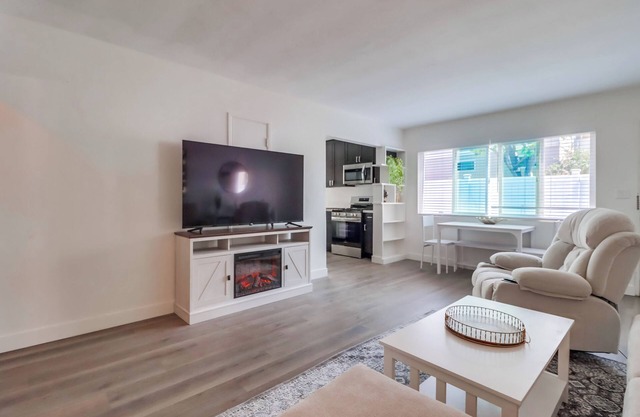 Charming 1 Bed, 1 Bath Condo in the Heart of Coronado Fully Furnished!