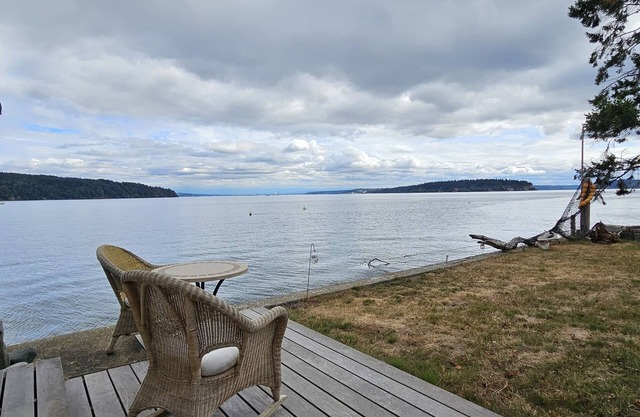Welcome to your perfect weekend getaway right on the water!