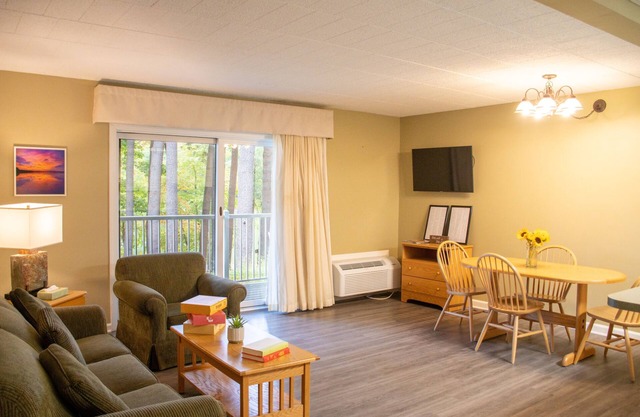 Welcoming 1-bedroom apartment in Greentown with WiFi!