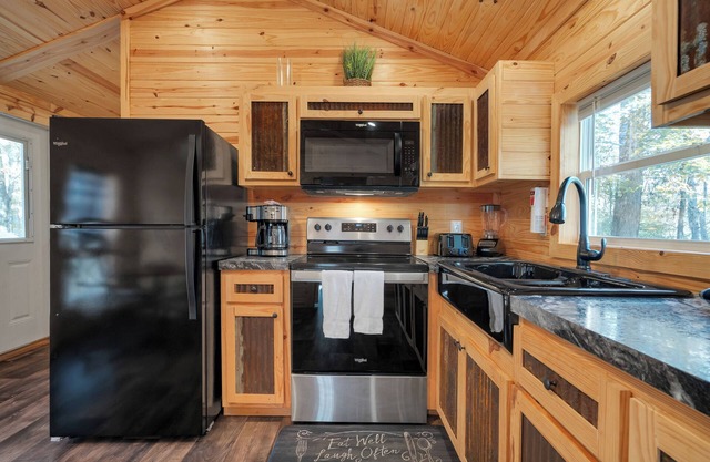 Welcoming 2 Bedroom 1 Bath Tiny Cabin located at Lake Cumberland #402