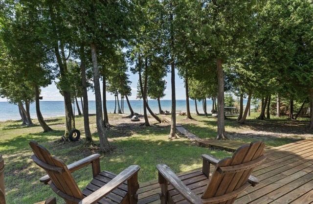 Welcoming 3-bedroom Bridge View Villa house in Bois Blanc Island