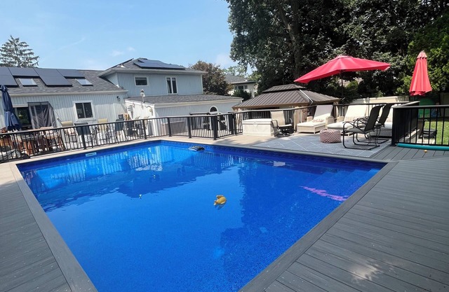 Welcoming 3-bdrm house with AC, heated pool with outdoor entertainment space