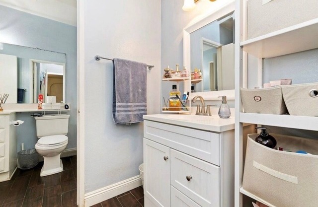 Welcoming 3-bedroom house with AC in charming Corona/MID TERM
