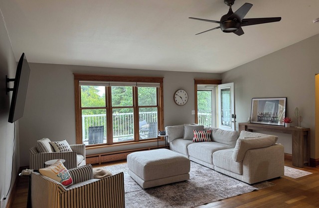 Welcoming 4-bedroom lake house ON THE GOLF COURSE with WiFi in Alexandria