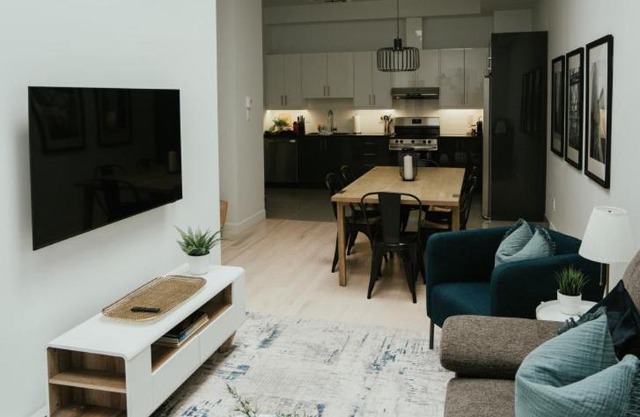 Welcoming and Light Filled 2bdr Apartment