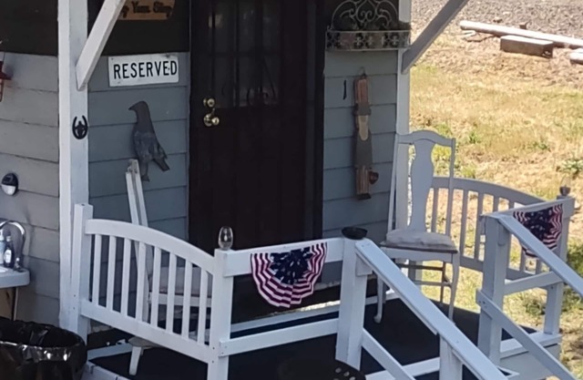 Welcoming cabin with AC in charming Glide