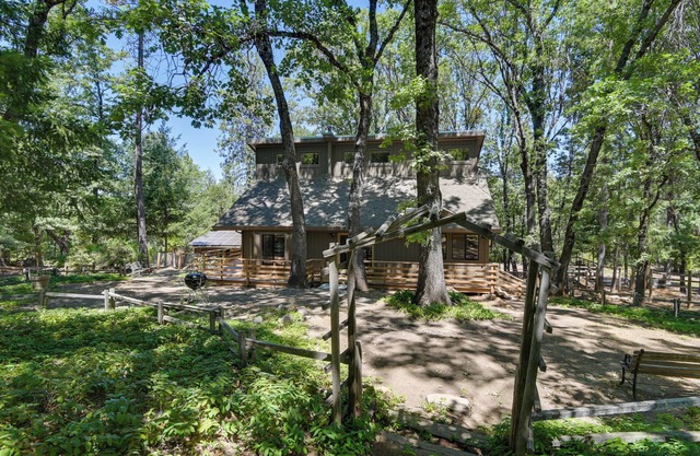 Welcoming ‘Cole Ridge Chalet’ in Kelseyville!