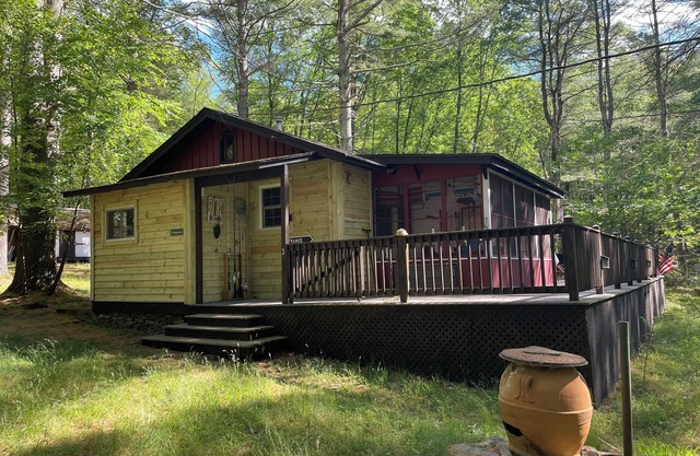 Welcoming cottage with WiFi in charming Barryville