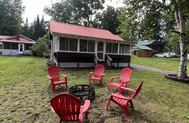 Welcoming Eagle Bay Cottage — 2 min walk to private Fourth Lake beach!