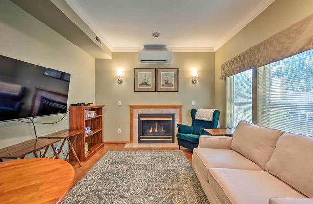 Welcoming Edmonds Vacation Rental w/ Fireplace!