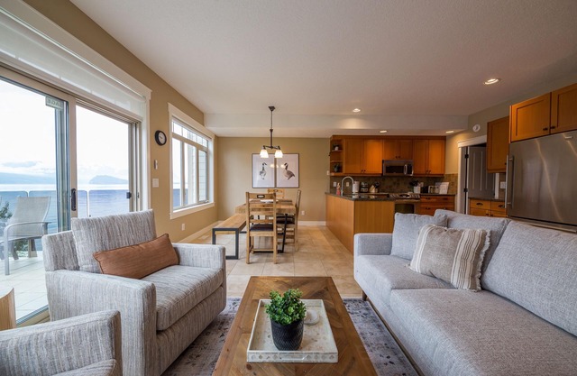 Welcoming family-friendly lake front condo on the beautiful, sunny Shuswap Lake!