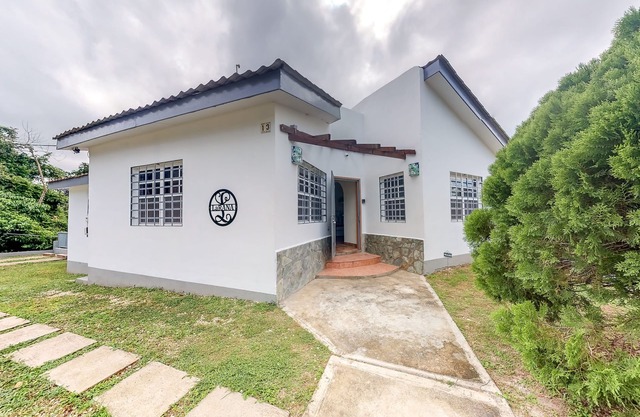 Familienfreundliches Haus mit Blick auf den Dschungel, Terrasse, privater Pool - nur 5 Minuten in die Stadt