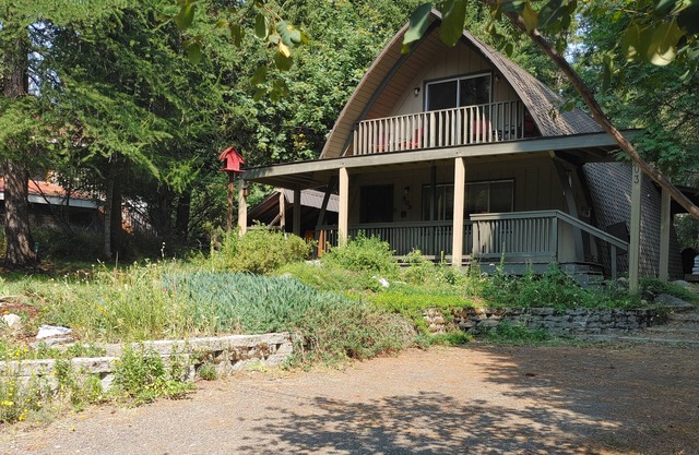 NEUE AUFLISTUNG! Rustikales Haus mit großen Decks und Holzofen im Herzen von McCall