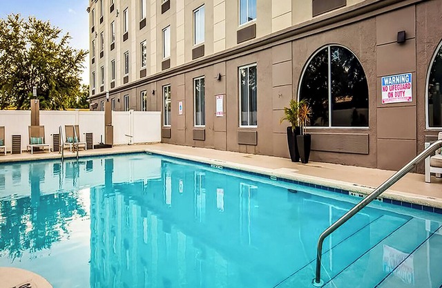 Welcoming Hotel Room w/ Outdoor Pool - Near Universal Studios Fun