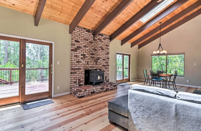 NEW! Welcoming Mi-Wuk Cabin Retreat Near Hiking!