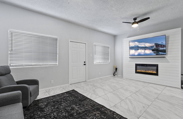 Welcoming modern home in Central El Paso