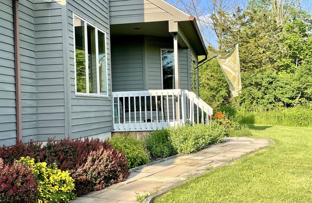 Welcoming retreat close to Cornell, Ithaca College, and Cayuga Lake